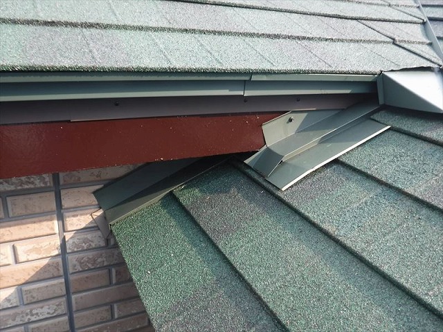 屋根の折り返し部分や壁との取り合い部分を盤杵カバー